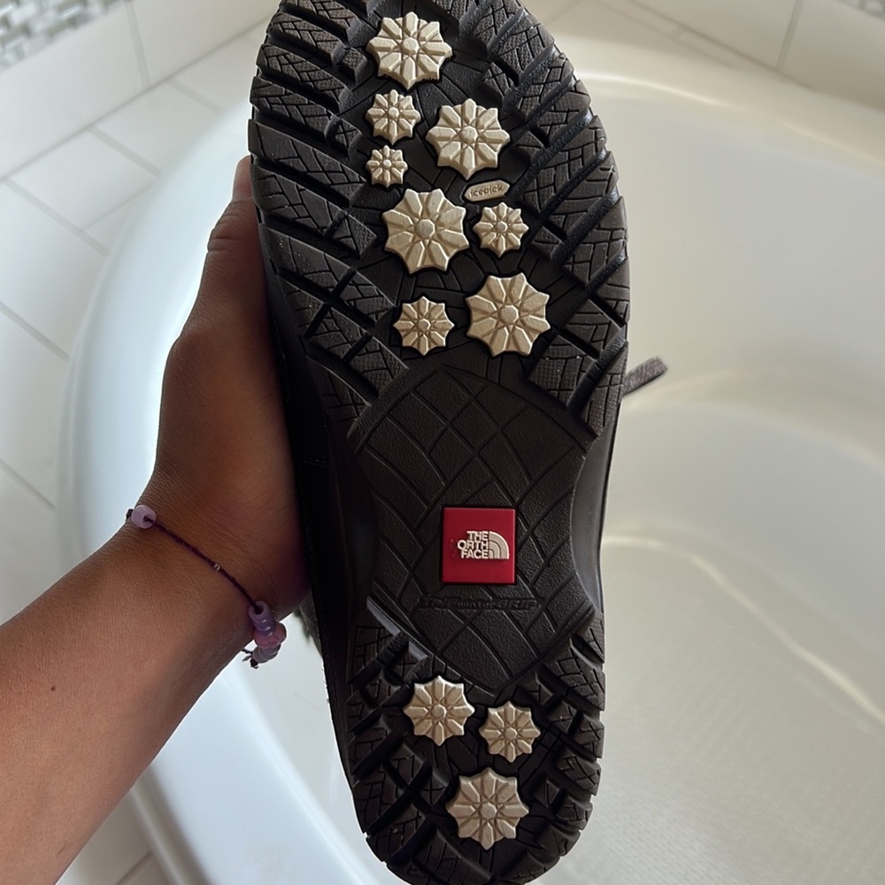 North face women’s winter boots barely worn. Size 8 - Picture 2 of 3